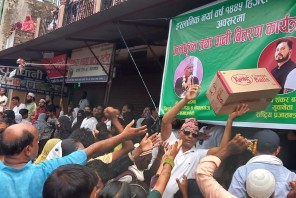 निवर्तमान वडाध्यक्ष बेहनाद्वारा फलफूल तथा पानी वितरण