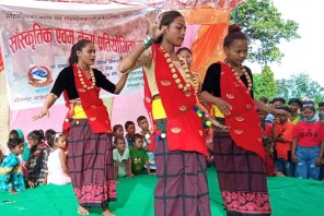 नरैनापुरको कोहलामा तीज नृत्य प्रतियोगिता