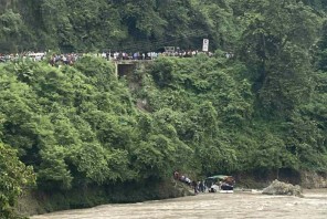 त्रिशुलीमा बस खस्यो, ८ जनाको मृत्यु