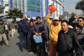 उपचार नपाएपछि बिरामीहरुले गरे अस्पतालमै प्रदर्शन