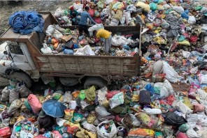 सर्वोच्चको आदेशमा काठमाडौं महानगरले उठायो सिंहदरबारको फोहर