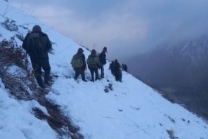 दार्चुलाको हिमपहिरोमा मृत्यु भएका ३ जनाको शव भारतीय सडकबाट ल्याइँदै, २ जना अझै बेपत्ता