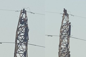 बाटोको काम रोक्न माग गर्दै हाइटेन्सनको पोलमा चढे युवक