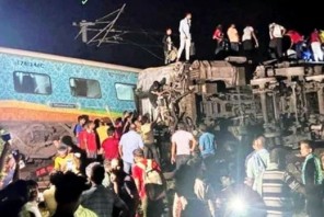 भारतमा भएको रेल दुर्घटनामा २२३ जनाको मृत्यु, ९ सय बढी घाइते