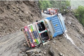 नारायणगढ-मुग्लिन सडक खण्डमा फेरि पहिरो, एउटा ट्रक पल्टियो