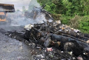 मकवानपुरको मनहरीमा दुई वटा ट्रक ठोक्किँदा जलेर नष्ट