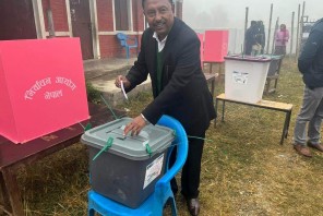 दाङ-३ का गठबन्धन उम्मेदवार गिरीले गरे मतदान
