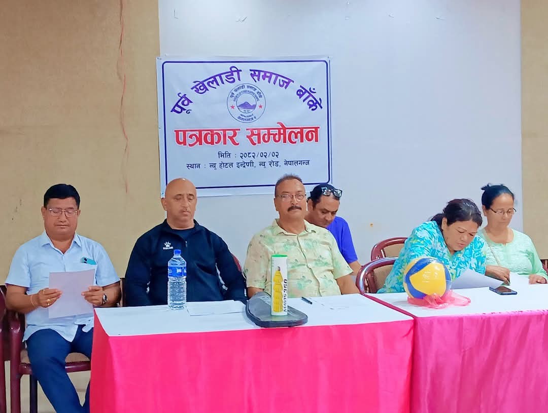 पूर्व खेलाडी समाज बाँकेले ब्याडमिन्टन र भलिबल प्रतियोगिता गर्दै
