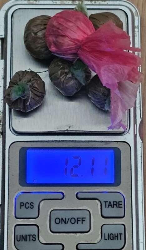 ब्राउन सुगरसहित सैनिक जवान पक्राउ