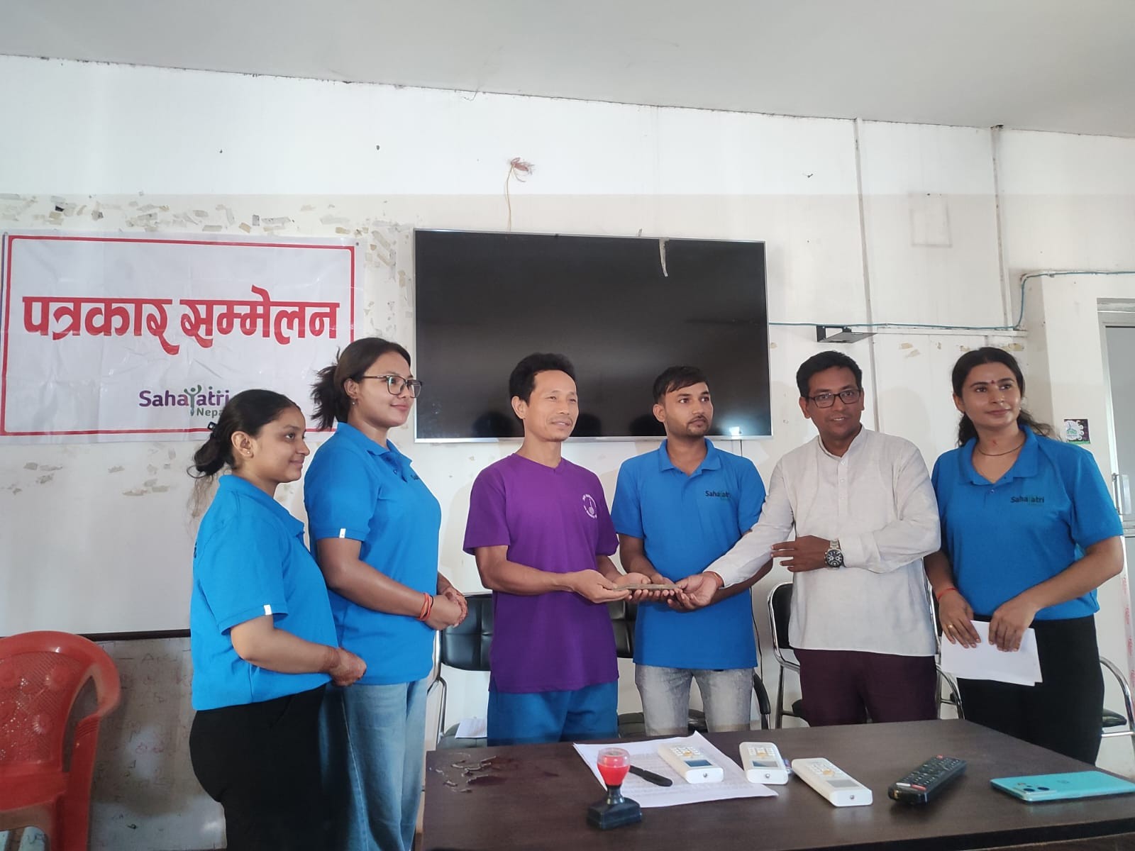 सहयात्री नेपालद्वारा नीलसागर र क्यान्सर पीडित महिलालाई नगद सहयोग