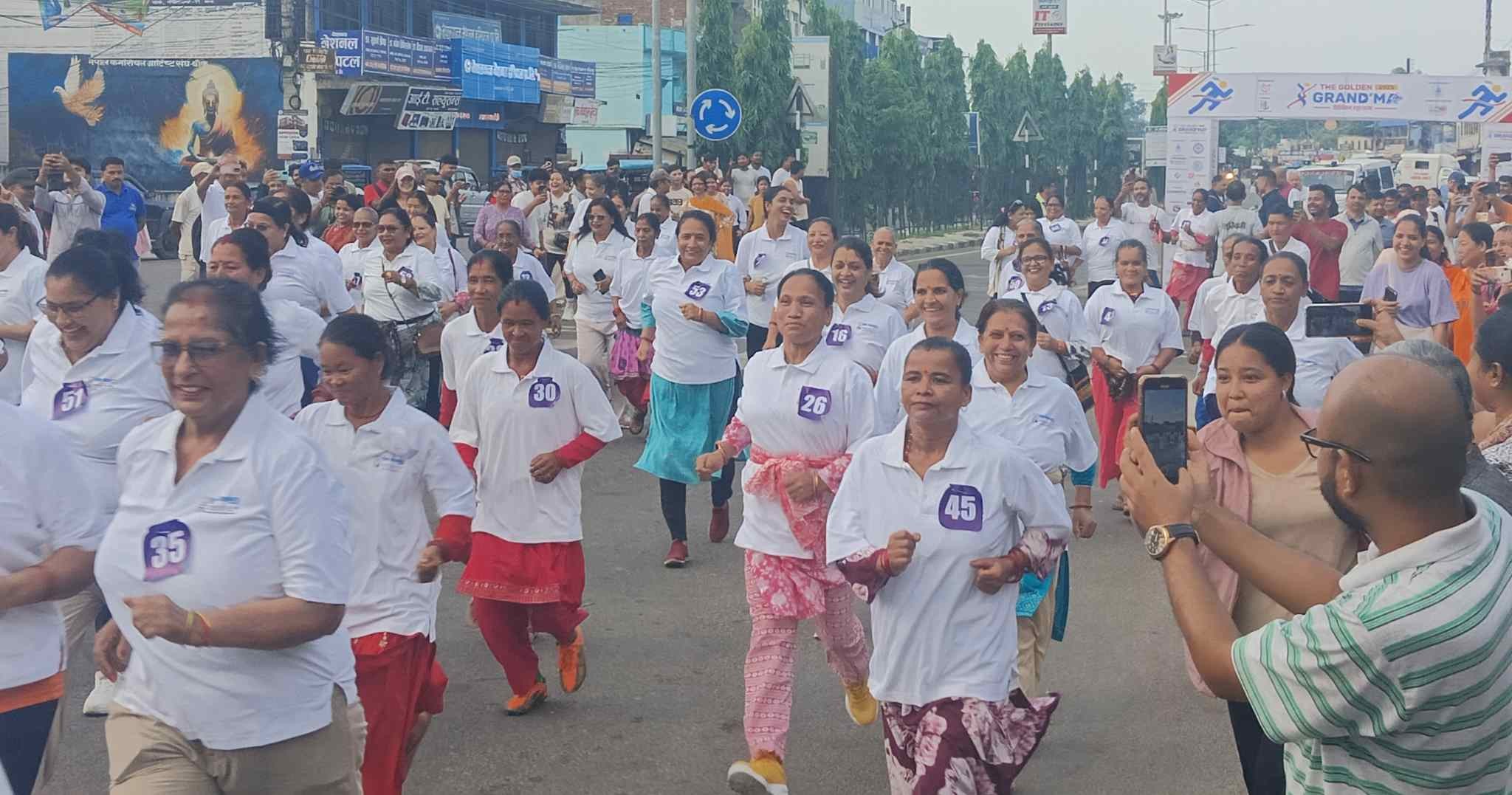 नेपालगञ्जमा आयोजित हजुरआमाहरु बीचको दौड प्रतियोगितामा धनसरा बुढा प्रथम