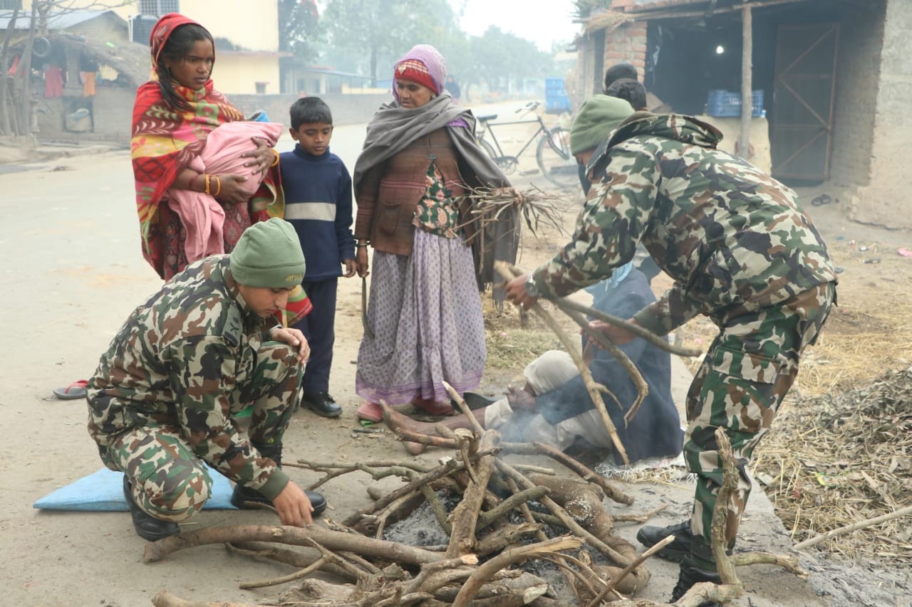 चिसो अत्यधिक बढेपछि दाउरा र कम्बल बाँड्दै बाँकेका स्थानीय सरकार