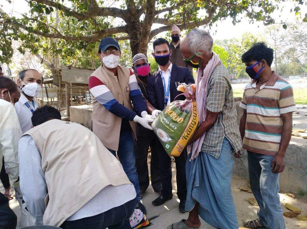 कोरोना लकडाउन:नेपालगन्जको वडा नंं १३ मा बिपन्न परिवारलाई राहत वितरण