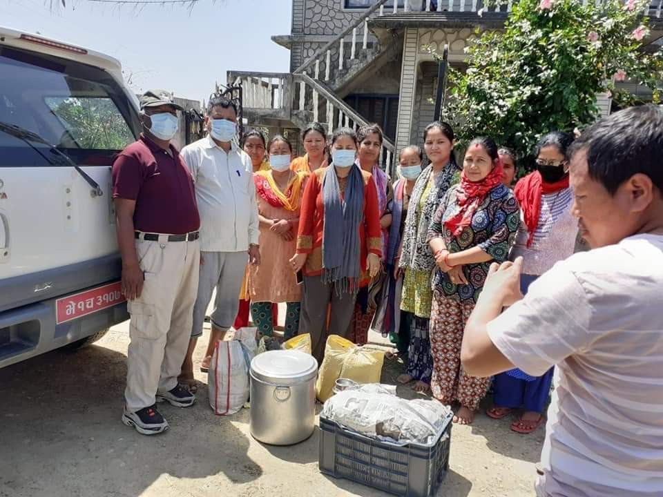 भुतपुर्व सैनिकको सहयोग,भैरवटोलका दिदिबहिनीले क्वारेन्टाइनमा रहेकालाई खुवाए नास्ता