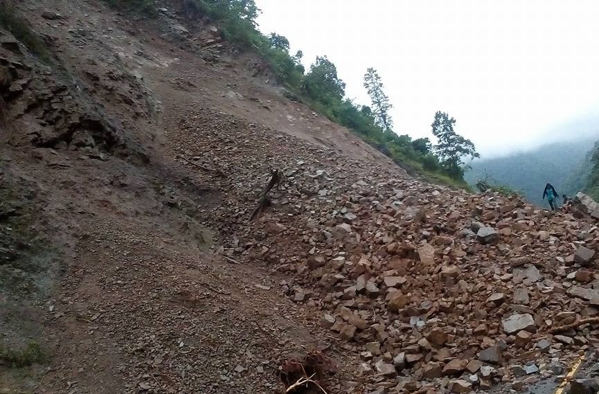 दाउन्ने खसेको पहिरोले राजमार्ग अबरुद्ध
