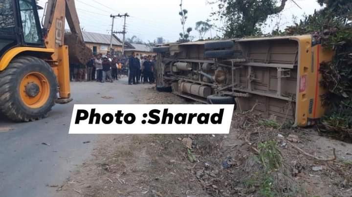 तुलसीपुरमा कलेज बस दुर्घटना,१ जनाको मृत्यु,१५ घाइते