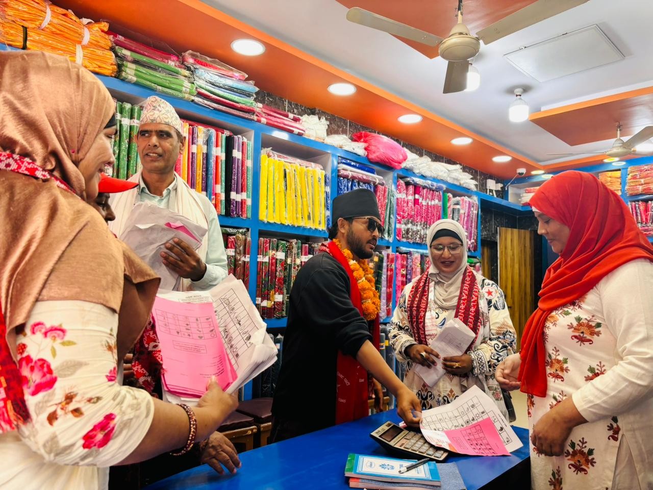 बाँके-२ का नेकपा उम्मेदवार विष्ट घरबारी टोलमा घरदैलोमा