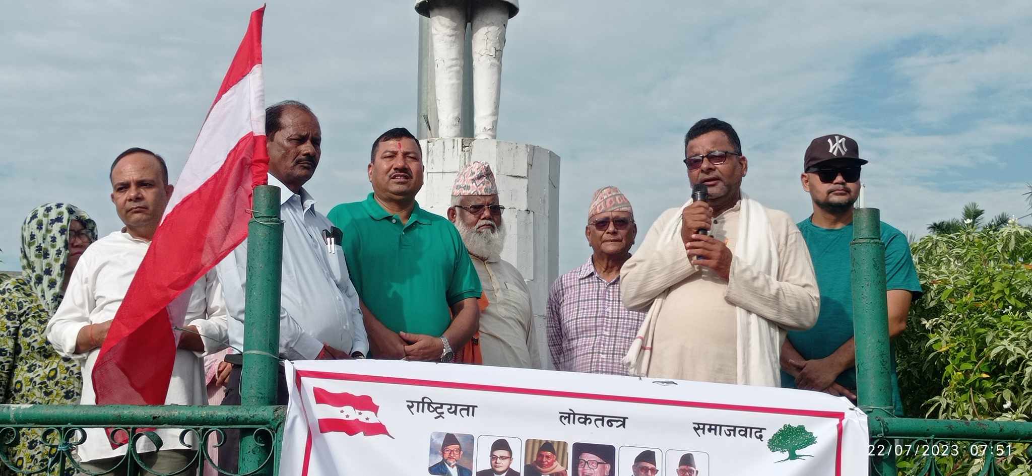 वीपी स्मृति दिवसमा कांग्रेस बाँकेद्वारा वीपीको शालिकमा माल्यार्पण