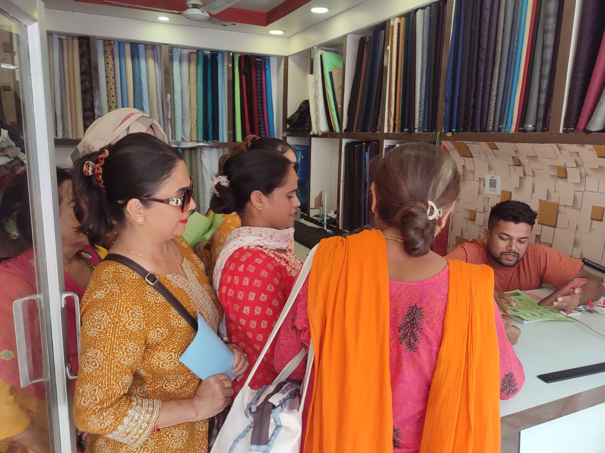 साझा प्रजातान्त्रिक समूहलाई जिताउन महिलाहरुको समूह प्रचारप्रसारमा