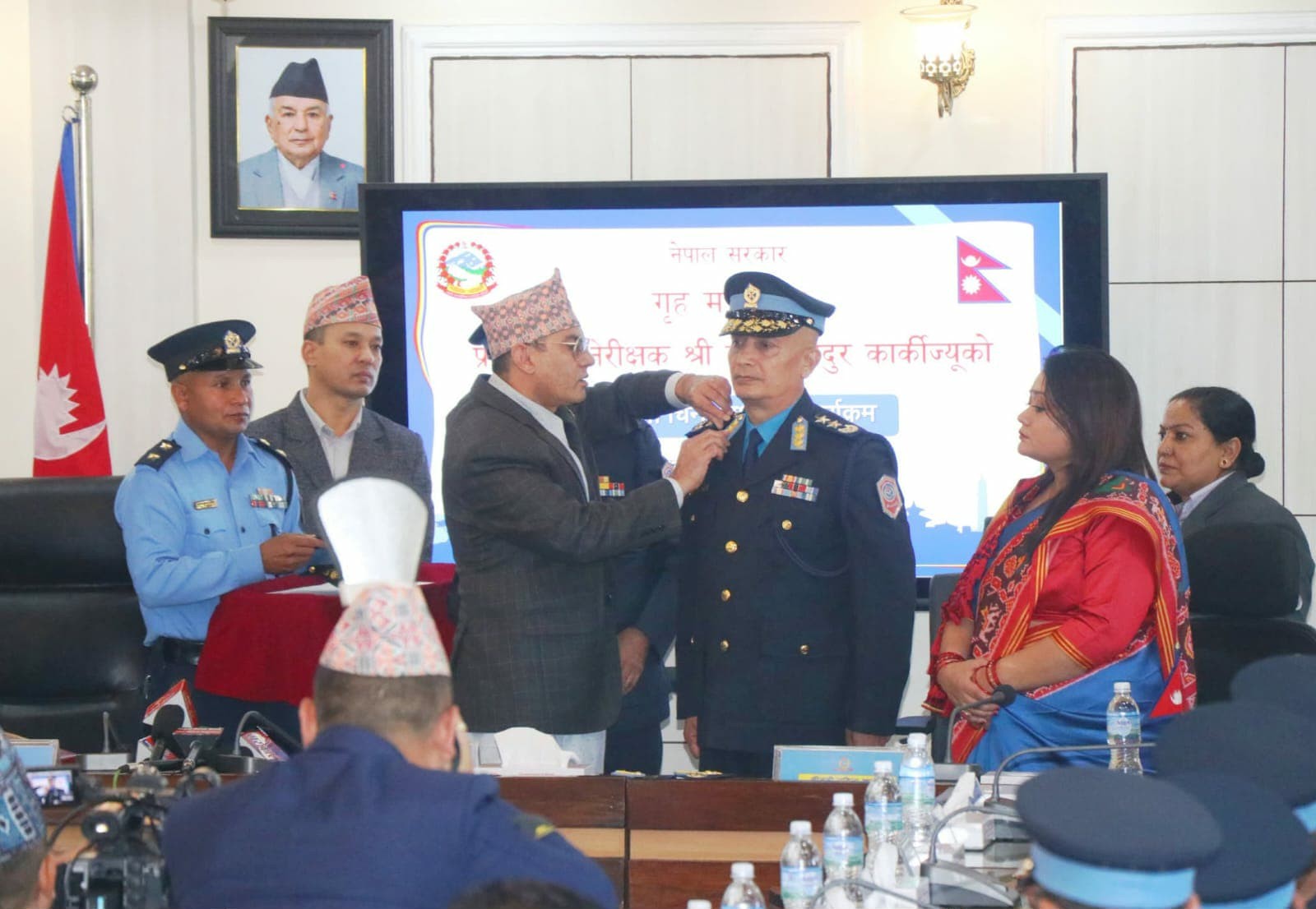 नवनियुक्त आइजीपी कार्कीले लगाए दर्ज्यानी चिन्ह 