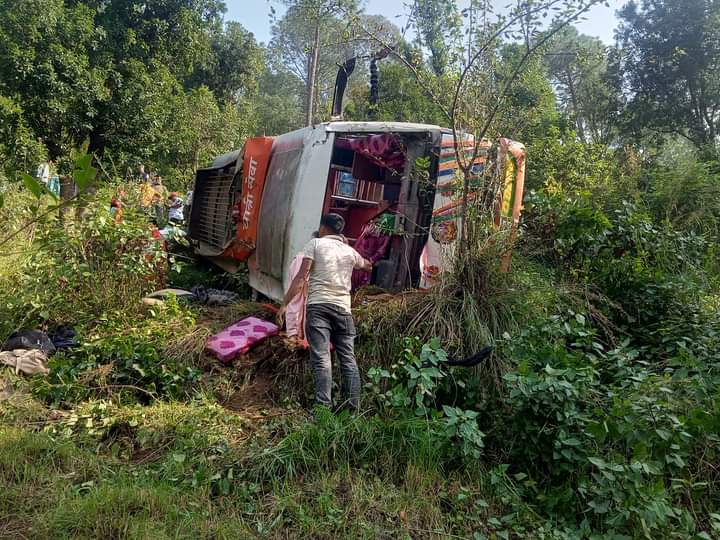 सल्यानमा बस दुर्घटना हुँदा दुई जनाको मृत्यु