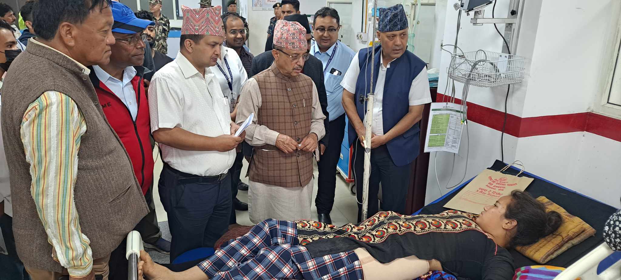 भेरी अस्पताल पुगेर भूकम्पका घाइतेलाई भेटे उपप्रधानमन्त्री खड्काले