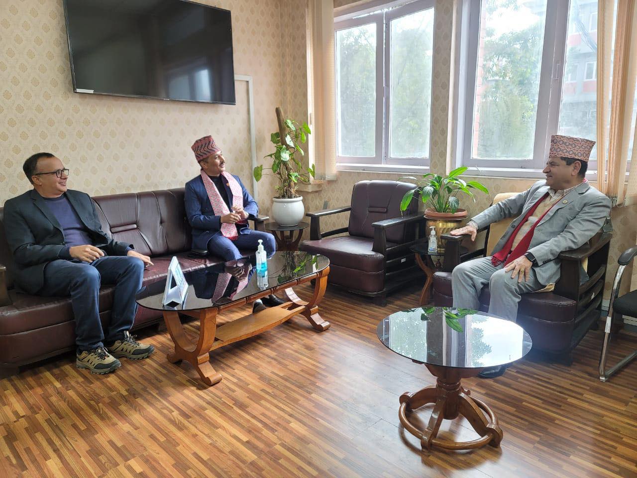 आफैं लाइसेन्स छाप्ने मन्त्री थापाको तदारुकता, सहयोग गर्ने ज्वालाको बचन