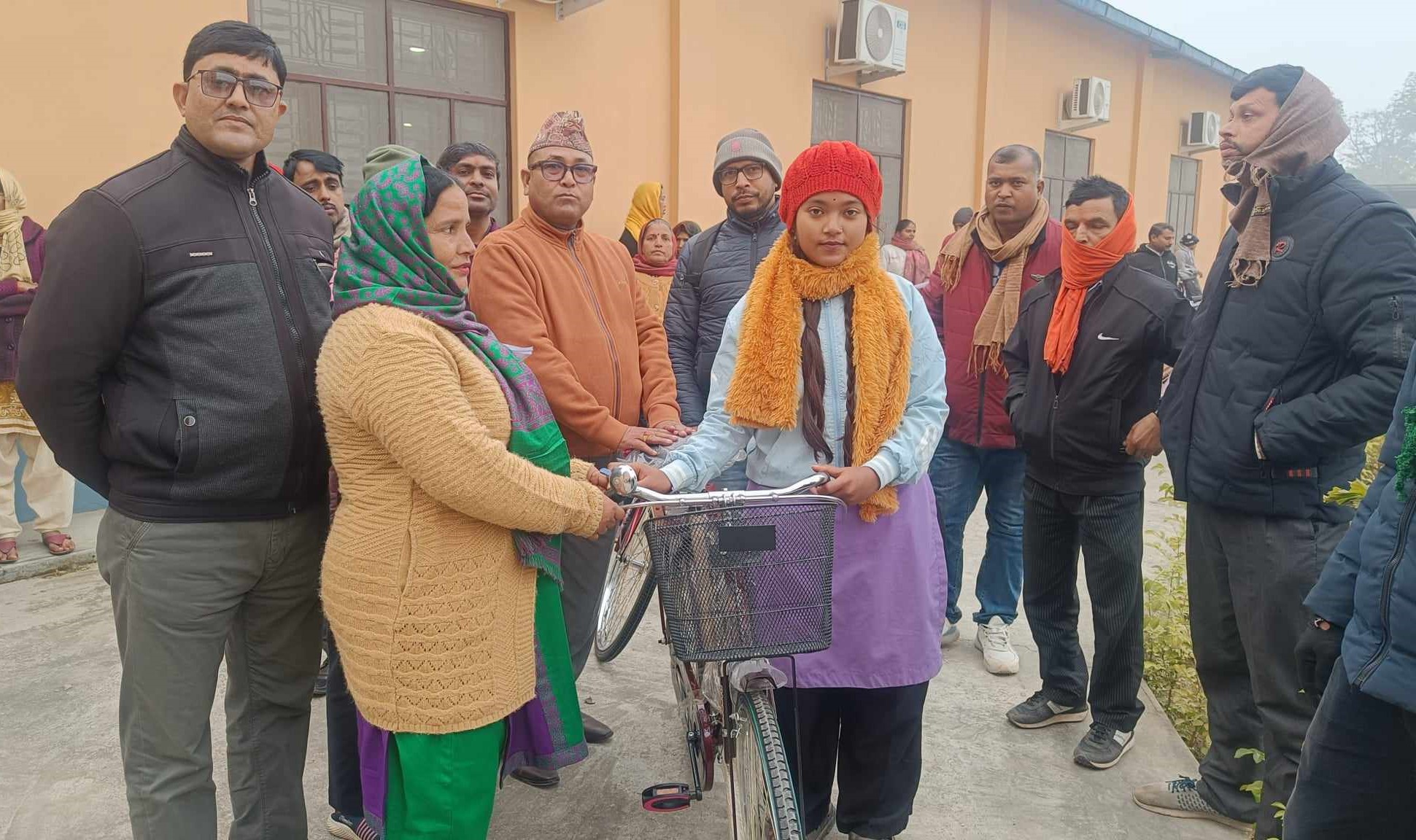 डुडुवामा एसइई पास गरेका छात्रालाई साइकल वितरण