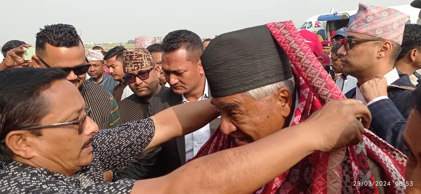 देउबालाई नेपालगञ्ज विमानस्थलमा भब्य स्वागत (फोटोफिचर)