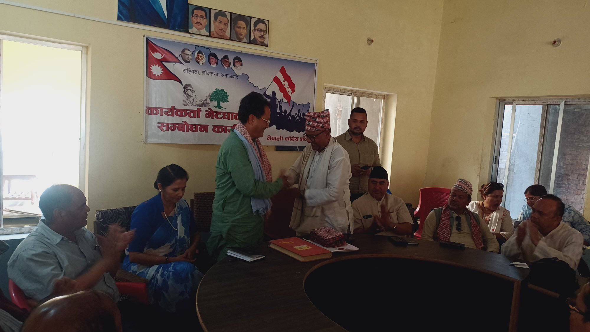 जिल्ला दौडाहामा कांग्रेस नेताहरु, बुझ्दै कार्यकर्ताका भावना