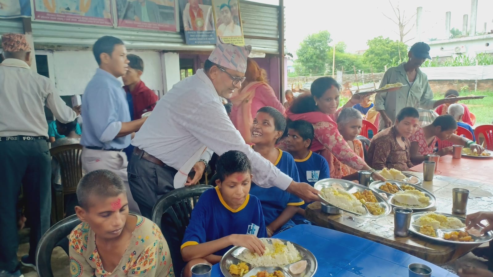 कांग्रेस बाँकेले सुशील कोइरालाको जन्यजयन्तिमा आश्रममा खाना खुवायो