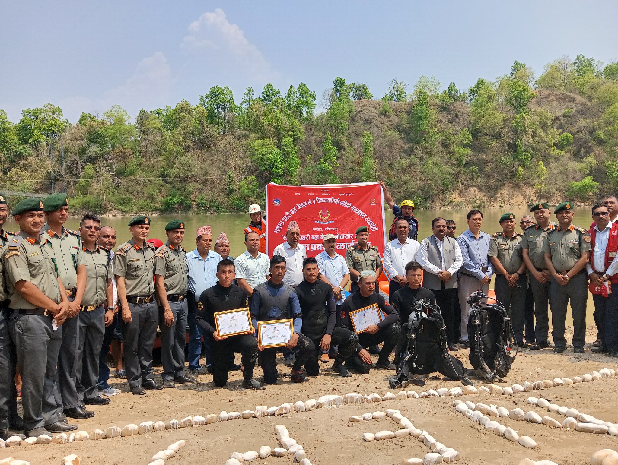 सशस्त्र प्रहरीलाई गोताखोर अनुशिक्षण तालिमः राप्ती नदीमा कृत्रिम घटना अभ्यास
