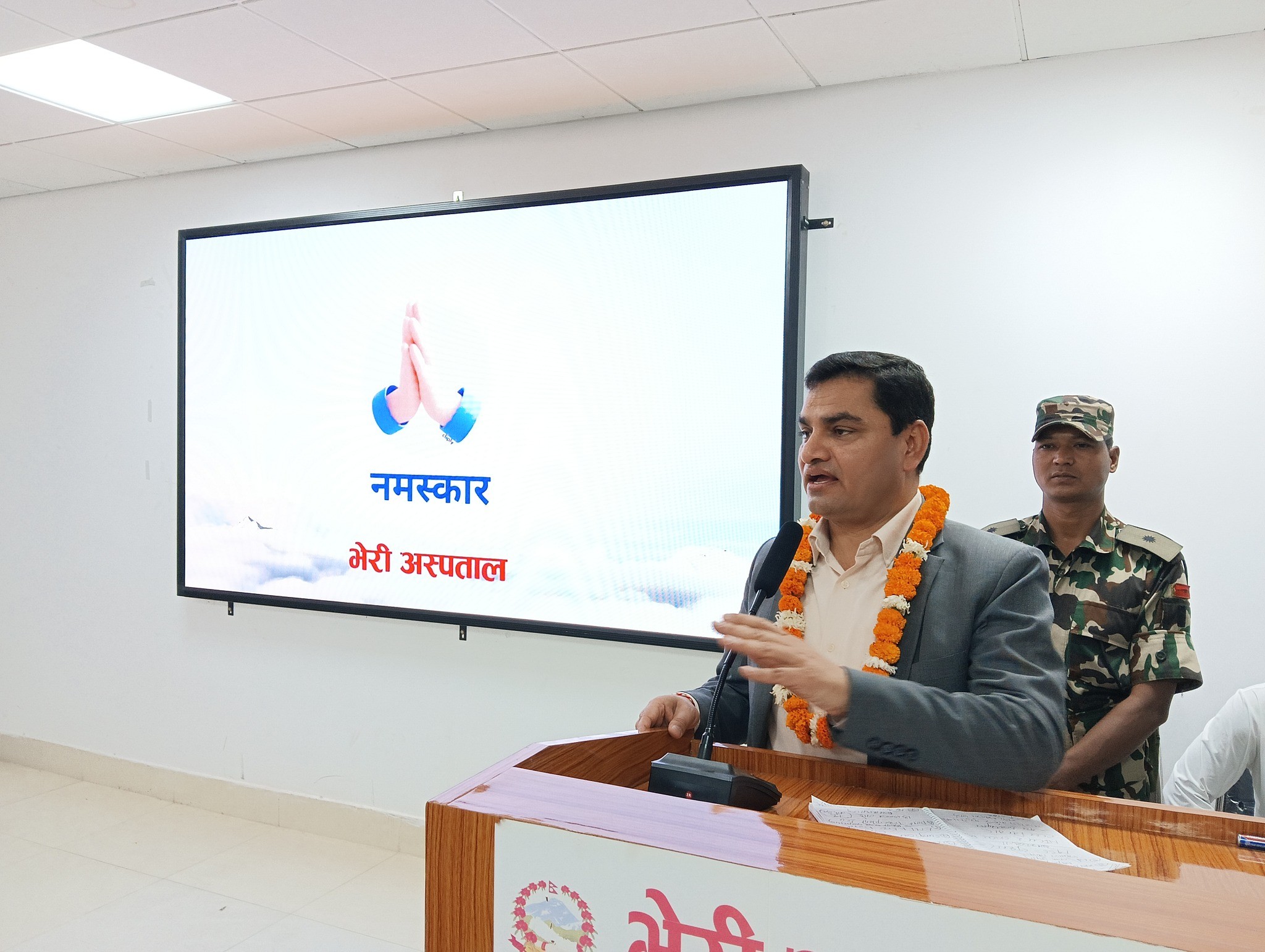स्वास्थ्य वीमालाई नागरिकको योगदानमा आधारित हुने गरी व्यवस्थित गर्नुपर्दछः मन्त्री पौडेल