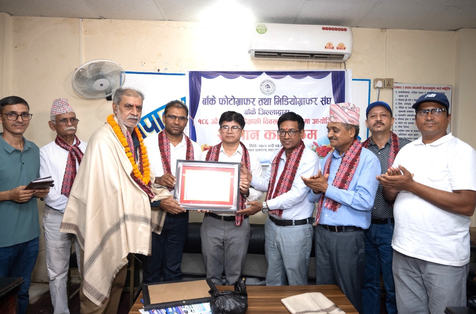 विश्व फोटोग्राफी दिवसः बर्णवाल र रिजाल सम्मानित, मन्दिर परिसरमा बृक्षारोपण