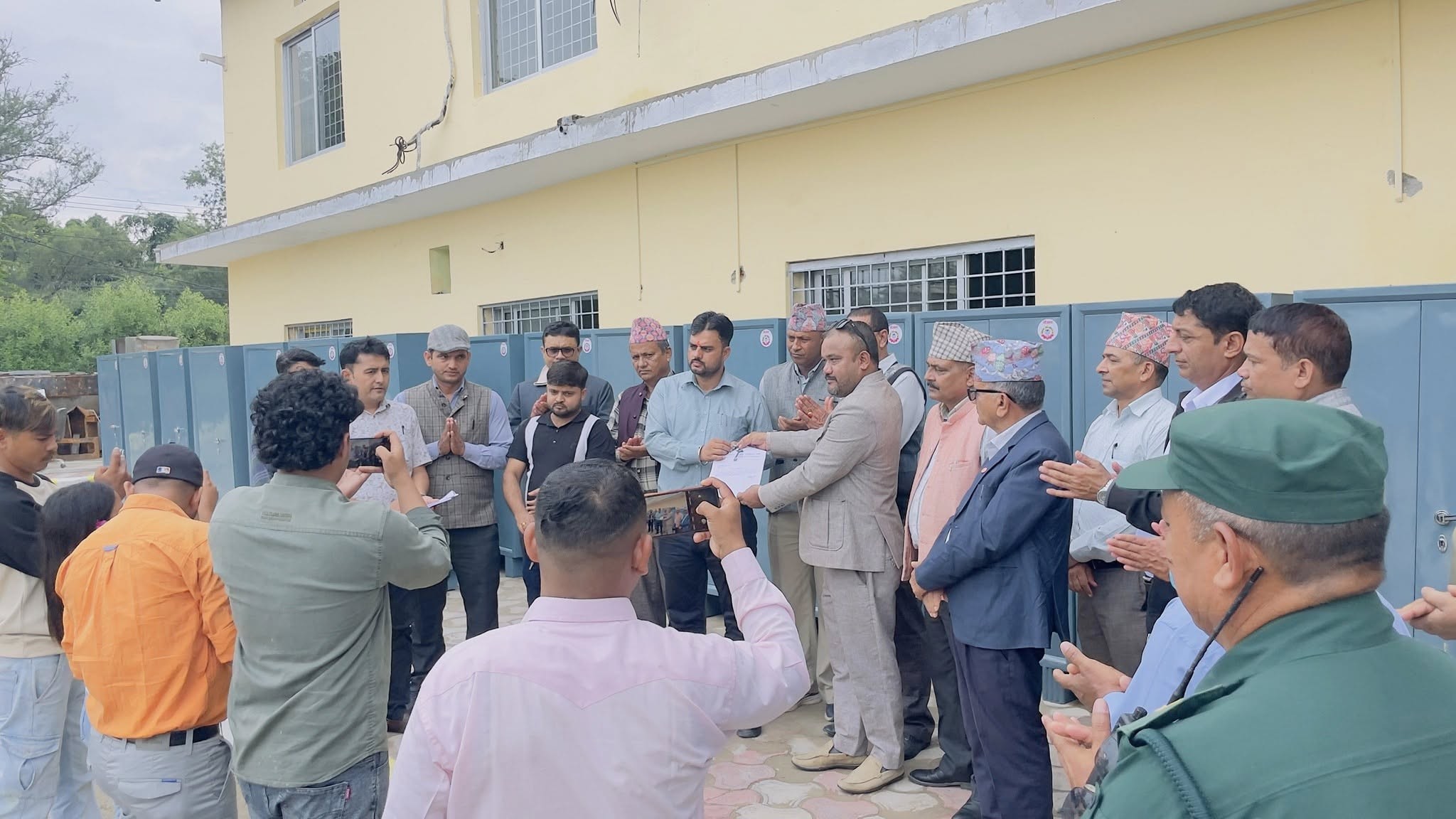 कोहलपुर नगरपालिकालाई २५ थान दराज सहयोग