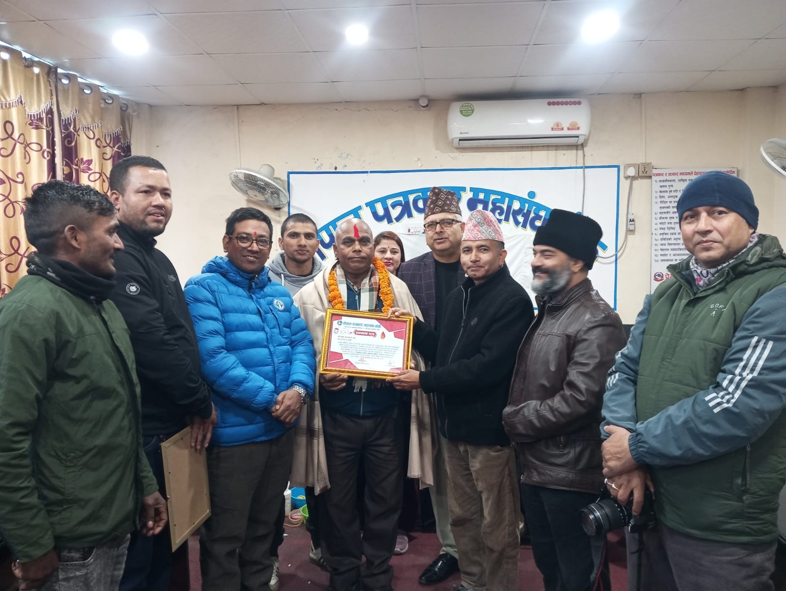 पत्रकार महासंघ बाँकेमा ३० जनाद्वारा रक्तदान, 'सतक रक्तदाता' जयसवाल सम्मानित