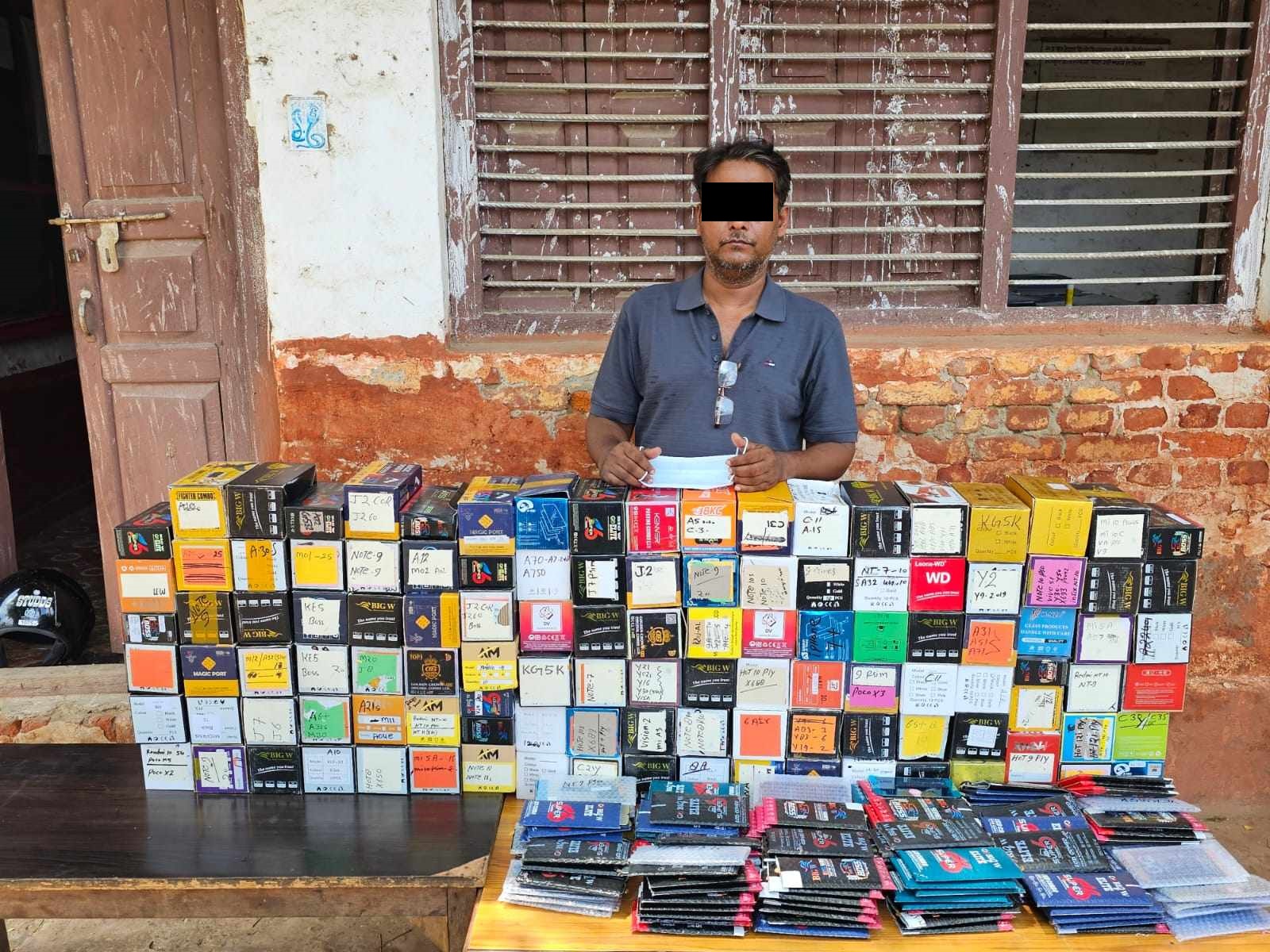 कोहलपुरबाट ४१ लाख बढीको मोबाइल डिस्प्लेसहित एक जना पक्राउ