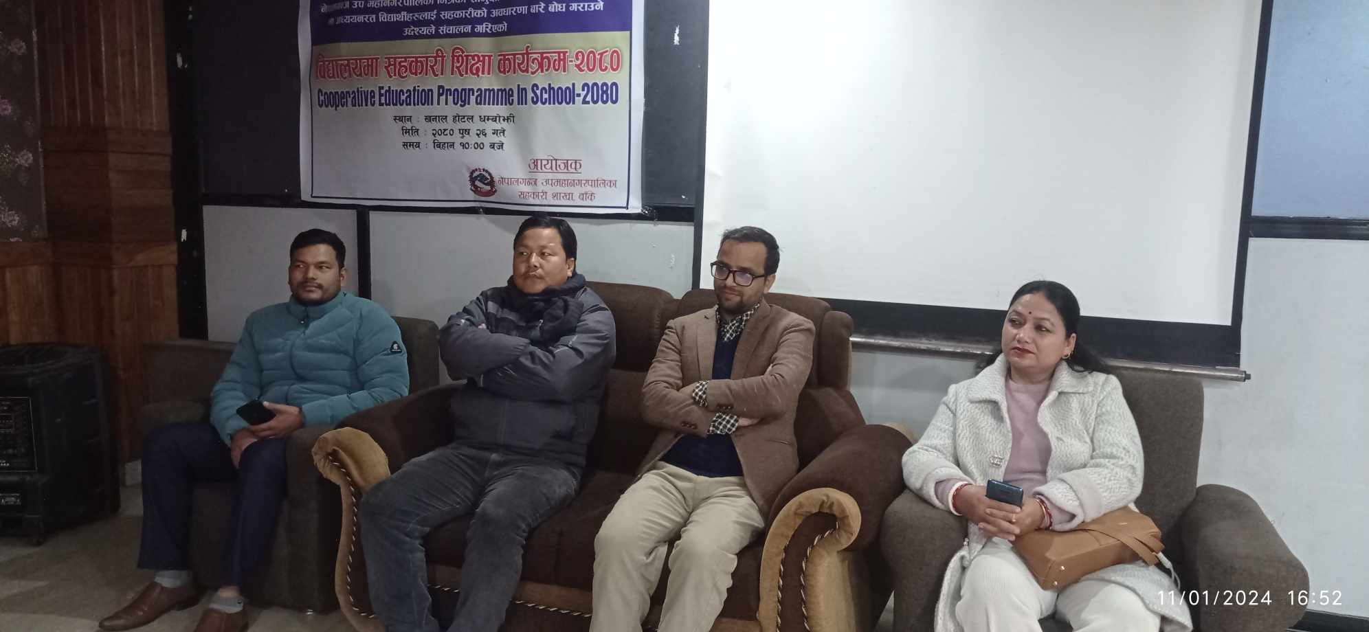 विद्यार्थीलाई 'सहकारी' पढाउँदै नेपालगञ्ज उपमहानगरपालिका