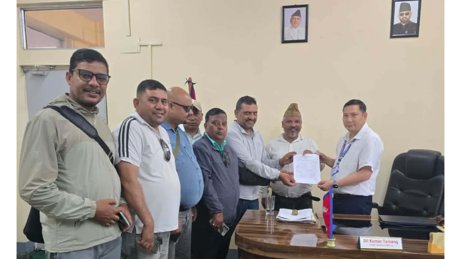 मूल्यवृद्धिविरुद्ध आन्दोलनः बाँकेमा निर्माण व्यवसायीले प्रमुख जिल्ला अधिकारीलाई बुझाए ज्ञापनपत्र