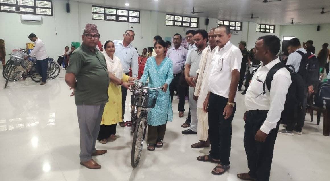 उच्च शिक्षामा प्रोत्साहन गर्न डुडुवामा एसईई उत्तीर्ण छात्रालाई साइकल वितरण