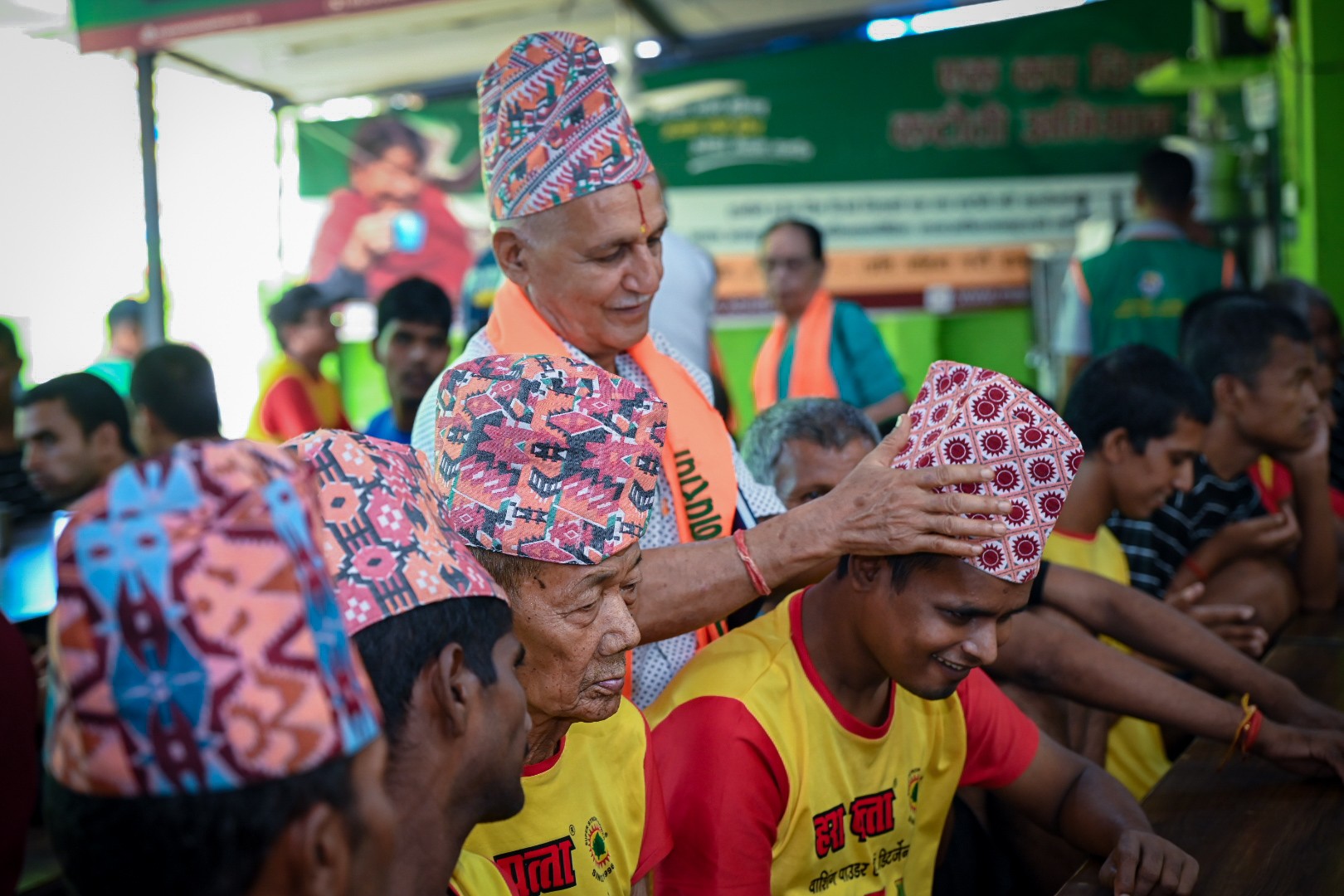 मानव सेवा आश्रममा बुवाको मुख हेर्ने दिनः आश्रित बुबाहरूको अनुहारमा झल्कियो खुसी