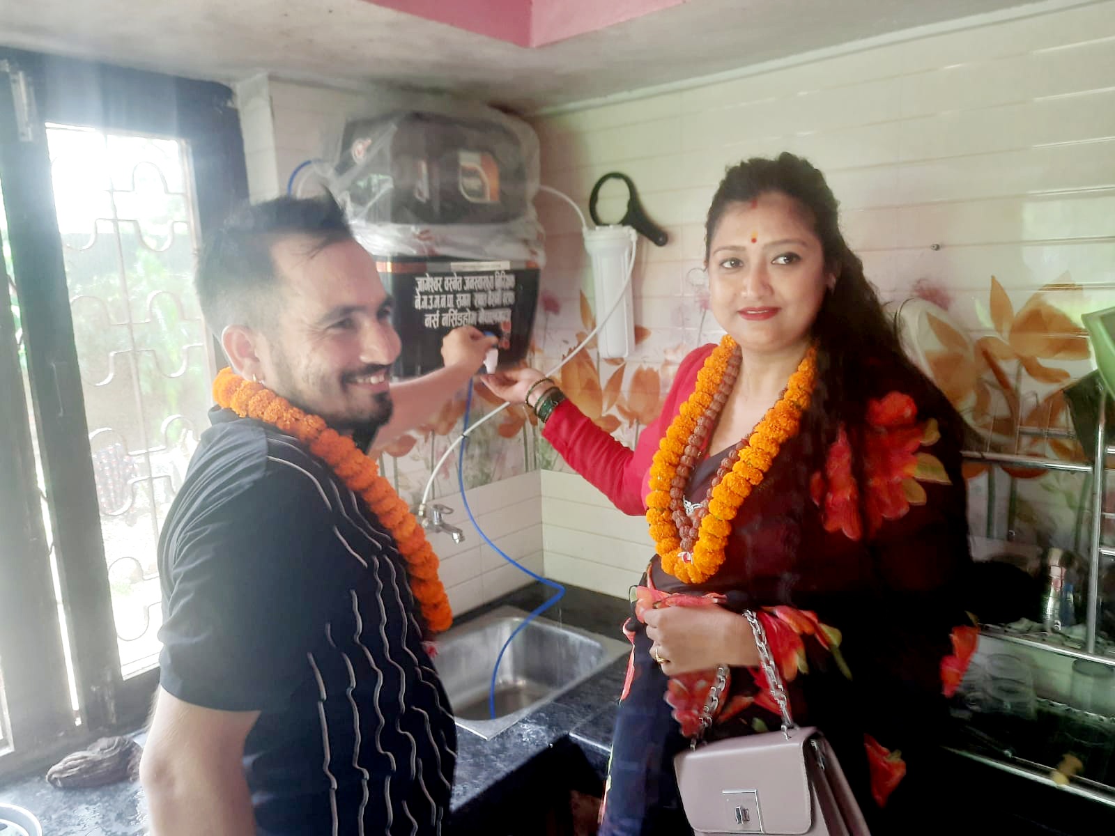 वैवाहिक वर्षगाँठमा नेपालगन्जका स्वास्थ्यकर्मी बस्नेत दम्पतीको मानवीय सेवा