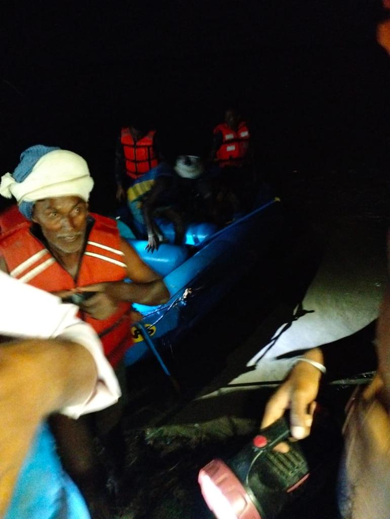 सशस्त्र प्रहरीद्वारा राप्तीको भँगालोमा फसेका २६ जनाको उद्दार