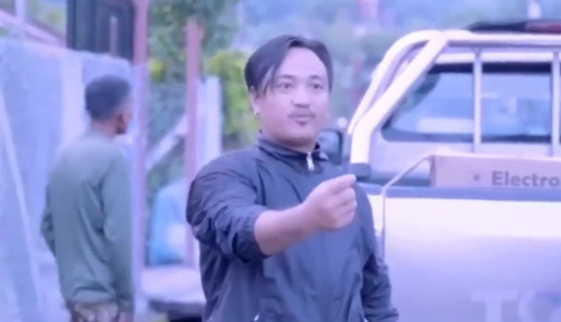 मेयर हर्क साम्पाङलाई प्रश्न गर्ने एक युवक प्रहरी हिरासतमा