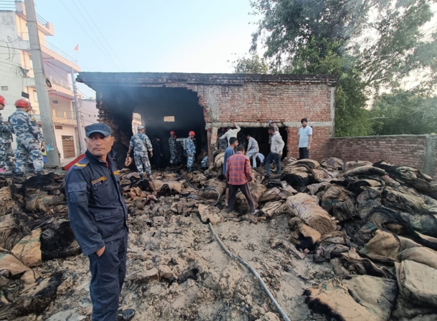 नेपालगन्जको एक बोरा गोदाममा आगलागी