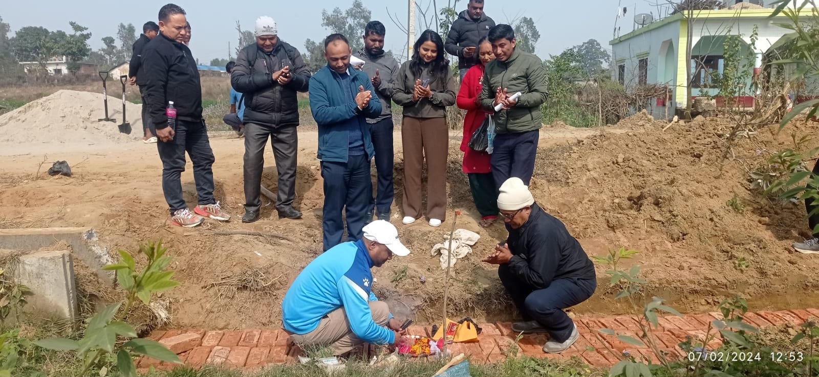 सुर्खेतरोडमा फुटपाथ बनाउँदै नेपालगन्ज उपमहानगरपालिका