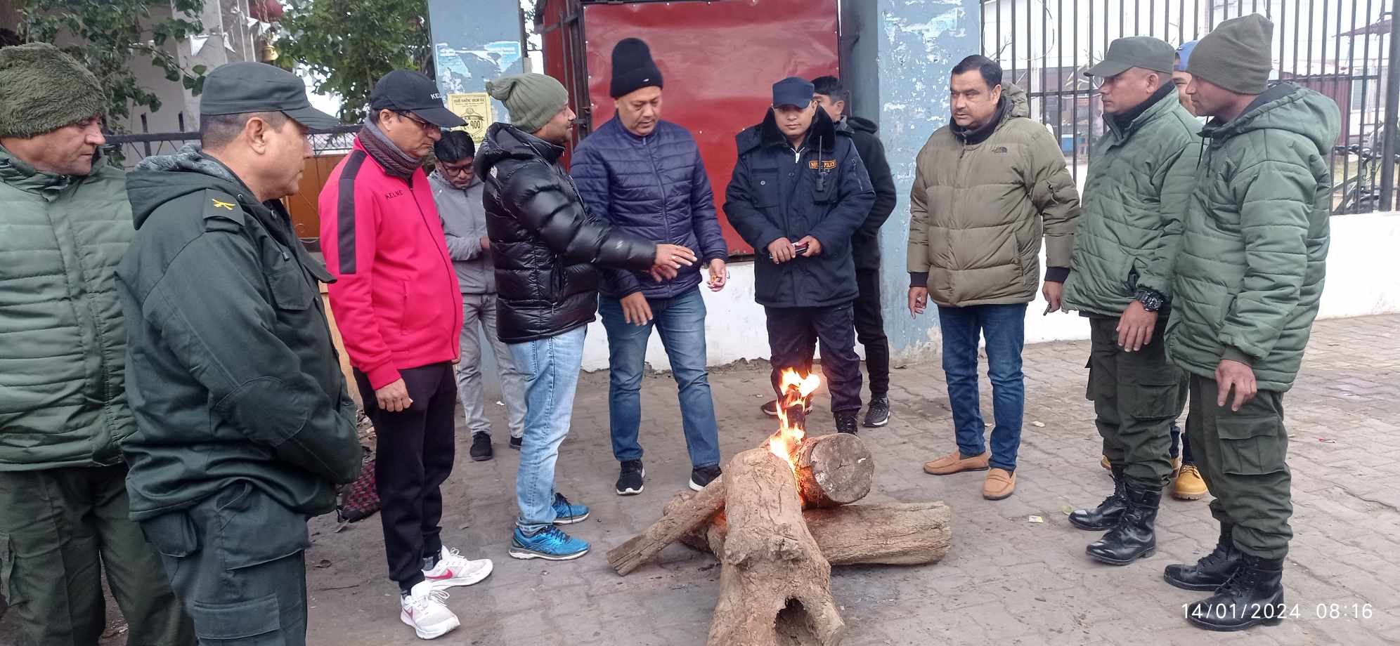 शीतलहर चलेपछि नेपालगन्जका चोक-चोकमा आगो ताप्ने व्यवस्था