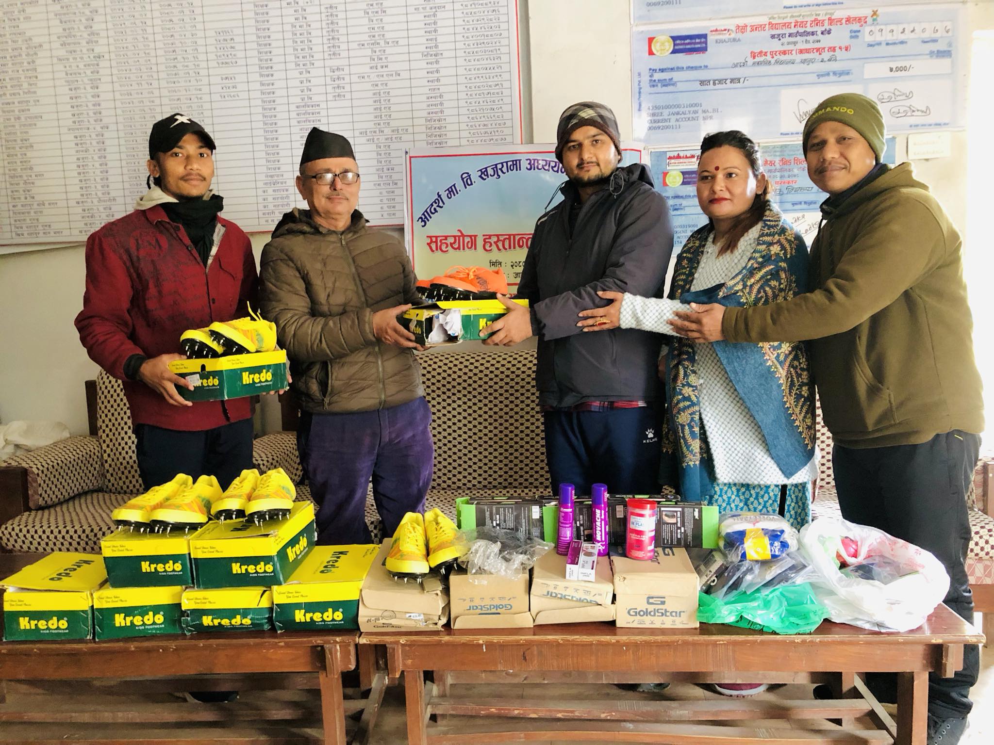 पत्रकार दाहालको सक्रियतामा विद्यार्थीले पाए खेलकुद सामग्री