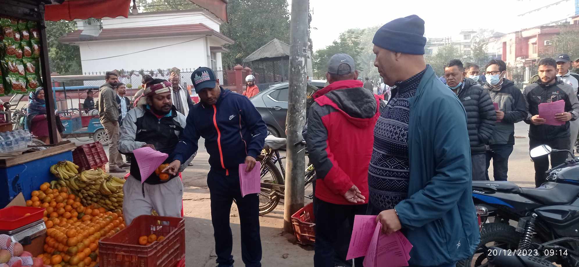 सचेत बनाउन घरदैलोमा मेयर, जथाभावी फोहोर फाले ५ देखि १५ हजार जरिवाना