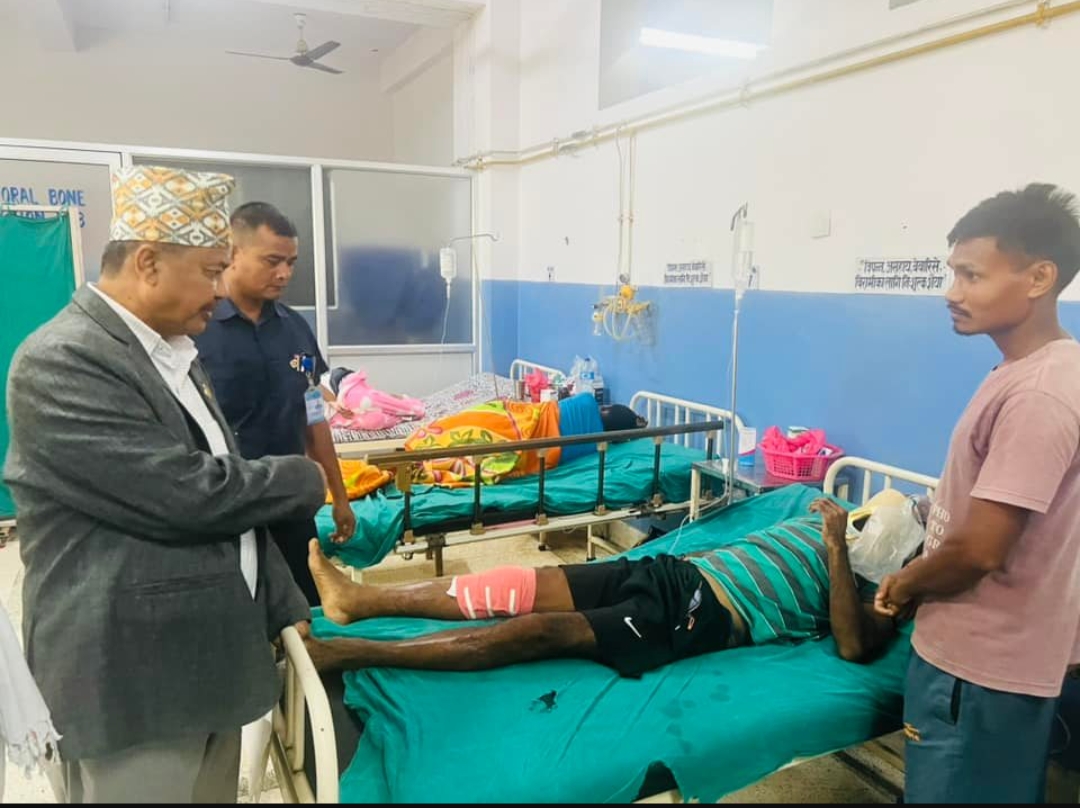 शम्शेरगन्ज बस दुर्घटनाका घाइतेको अवस्था बुझ्न मुख्यमन्त्री चौधरी पुगे कोहलपुर